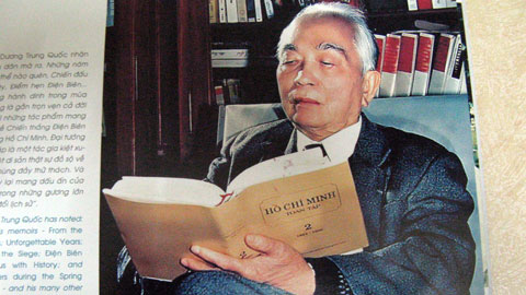 ชาวโลกแสดงความเคารพศรัทธาต่อพลเอกหวอเงวียนย้าป